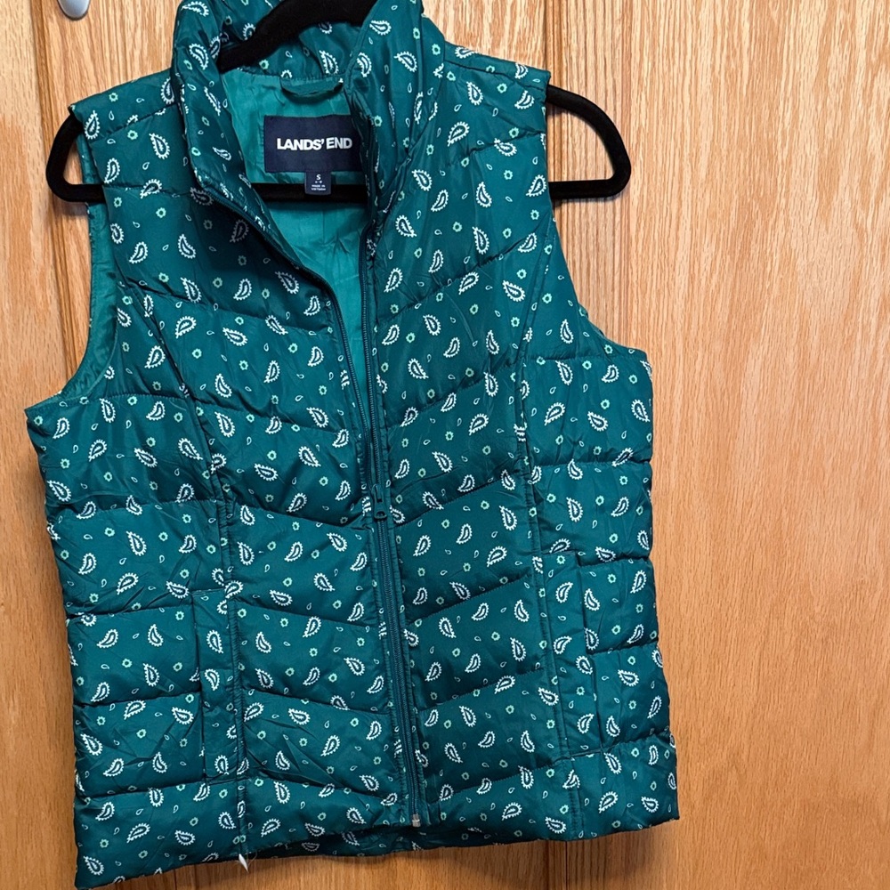 Lands' End Women’s Down puffer vest. Size S (6-8). NWOT

[106]
